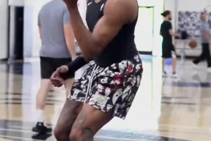 簽了大合同也不松懈！杰倫威右手手術(shù)后練習(xí)左手投籃