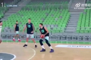東契奇在斯洛文尼亞隊(duì)內(nèi)訓(xùn)練，身材看著似乎修長(zhǎng)了很多