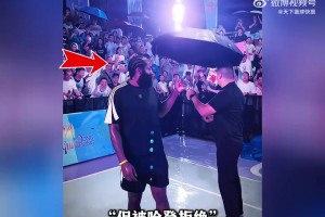 工作人員想為哈登撐傘，但登哥拒絕，選擇了和球迷們一起淋雨