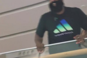 哈登面對(duì)熱情的中國球迷狂送飛吻，還差點(diǎn)從二樓跳下來了