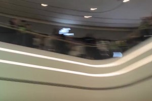 哈登在商場阿迪店門口，底下的球迷山呼海嘯歡迎登哥