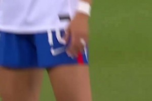 就是這么大心臟！凱莉招牌的罰點(diǎn)球姿勢！