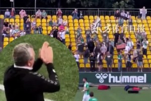 打包走人！球迷向球場內(nèi)扔行李箱，要求教練下課