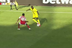 槍手后防失誤！基維奧爾門前沒有解圍，佩佩跟進補射破門！