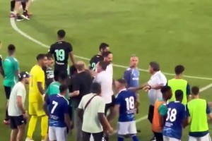 貝蒂斯與科莫友誼賽火爆群毆！你一拳我一拳，上演功夫足球！