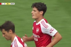 槍手扳回一城！馬丁內(nèi)利角球助攻，諾爾高無人盯防頭球破門！