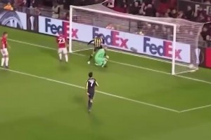 名場面：范佩西攻破曼聯(lián)球門，卻贏得老特拉福德滿場掌聲！