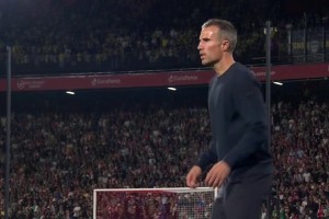 費(fèi)內(nèi)巴切遭絕殺！哈迪-穆薩補(bǔ)時頭球破門！范佩西怒吼揮拳慶祝！