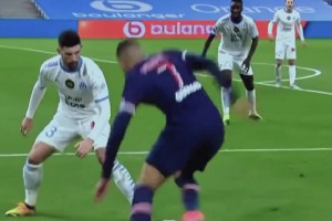 如何阻止姆巴佩啟動？球員：直接在禁區(qū)前放倒他就好了！