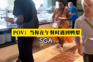 小球迷在餐廳偶遇亞歷山大，拿到合影激動壞了