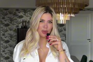 生活不易旺達(dá)賣藝~旺達(dá)吃個(gè)小零食還穿得花枝招展的~