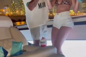 活得滋潤(rùn)！拉塞爾帶老婆乘游艇夜游：享受當(dāng)下