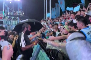 中國首座巨幅哈登球場揭幕 哈登雨中參加活動(dòng)為球迷簽名