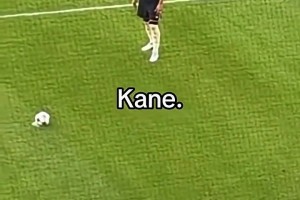 場(chǎng)邊看凱恩踢飛點(diǎn)球后回頭緩解下尷尬氣氛，足球的人情世故啊