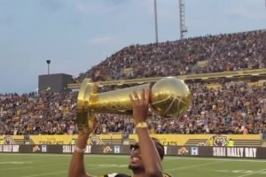 衣錦還鄉(xiāng)！亞歷山大帶著總冠軍獎杯回到家鄉(xiāng)加拿大漢密爾頓市