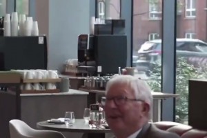 一句“BOSS”飽含師徒情誼，德赫亞與爵爺重聚共進(jìn)晚餐