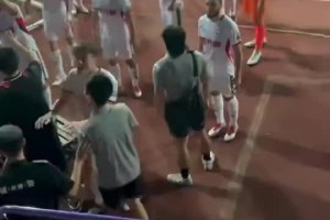 和自家球迷吵上了！陜西聯(lián)合3球領(lǐng)先被扳平，球迷十分不滿