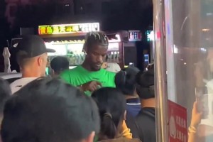 整兩口~！巴特勒青島街頭打啤酒