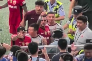 海港球員謝場(chǎng)和申花球迷發(fā)生口角，武磊拄拐也在其中