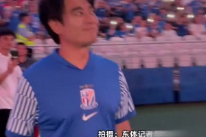 身穿申花球衣！著名演員陳龍?jiān)谏虾５卤阮I(lǐng)唱國(guó)歌