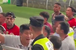 球迷向海港球員要球衣被申花球迷暴力推搡，海港球員一旁趕忙勸阻