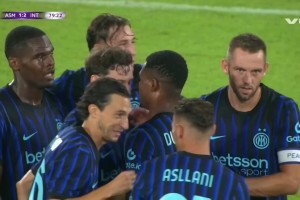 強(qiáng)??！博尼中超斷球后突入禁區(qū)，面對(duì)三人包夾將球打進(jìn)