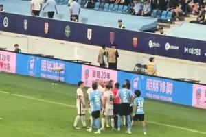 兩隊爆發(fā)沖突！現(xiàn)場大連球迷齊喊：紅牌！