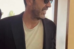 托納利結(jié)婚啦！小伙雙手摟著老婆，這一身婚紗真好看~