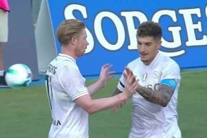 丁丁還是強(qiáng)??！赫羅納禁區(qū)混戰(zhàn)，德布勞內(nèi)得球爆射破門