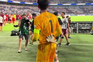 申花球迷狂罵！武磊淡定地掏出手機(jī)拍下看臺(tái)球迷辱罵自己