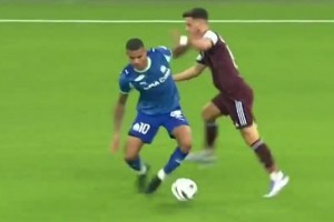 曼聯(lián)球迷嘆息！青木一己之力打爆維拉，對手被過到破防引發(fā)大沖突