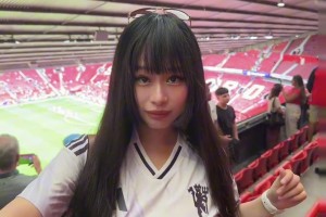 曼聯(lián)球衣兜不住大老師這碩果累累的身材，這頭身比有點歐美范