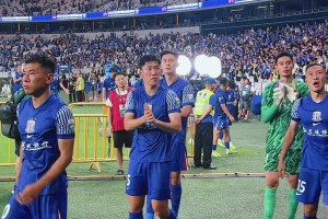 演員陳龍?jiān)谏虾５卤阮I(lǐng)唱國(guó)歌，登場(chǎng)前自拍留下珍貴一刻