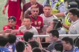 博主：申花記者上前制止海港主帥踩隊(duì)徽時(shí)遭到海港人士圍攻謾罵！