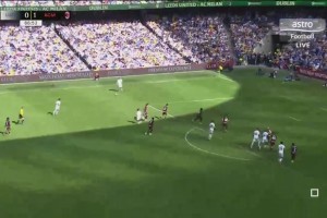 這球漂亮！斯塔赫禁區(qū)邊緣兜射直入遠(yuǎn)角，利茲扳平比分1-1米蘭