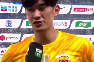 老將吳曦與于漢超賽后謝場(chǎng)，于漢超兩腿膝蓋厚厚一層繃帶觸目驚心