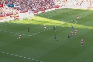 差點(diǎn)雙響！馬杜埃凱傳中，約克雷斯魚躍頭球擊中立柱！