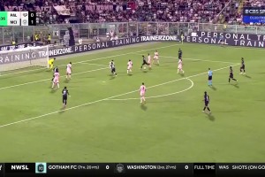 再下一城！薩維尼奧禁區(qū)右側(cè)分球，賴因德斯得球低射入網(wǎng)