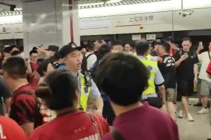 海港球迷在地鐵站起哄嘲諷申花球迷，現(xiàn)場(chǎng)的安保都無奈了