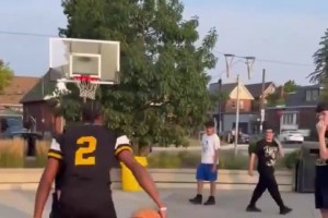 這個(gè)二號(hào)運(yùn)球慢吞吞的，打野球還帶墨鏡，會(huì)打球嗎？