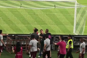 太狠了！美女記者許玥在上海德比沖突時(shí)被劃破下嘴唇內(nèi)側(cè)