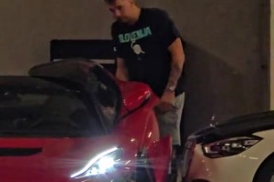 東契奇在停車場無法進入他的新車，已經(jīng)瘦了不少了。