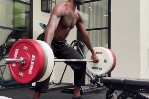 頂級自律！詹姆斯在家健身