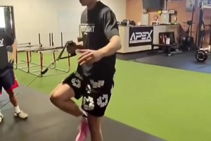 美國康復(fù)機(jī)構(gòu)曬出曾凡博最新康復(fù)訓(xùn)練視頻！看樣子恢復(fù)得不錯！