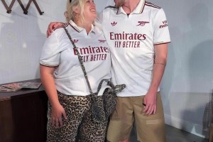 穿新賽季球衣的賴斯夫婦！國(guó)外球迷：這樣的球員真不多了