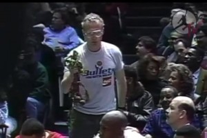 挑釁神！子彈隊(duì)球迷貼臉輸出喬丹！這手上拿的是什么？