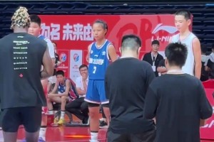 不要命啦？男子運(yùn)球橫穿馬路被撞飛