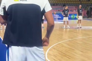 約基奇大肚腩已經(jīng)很明顯的凸出來了 ...