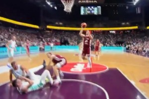 換個角度看東契奇被隊友撞倒壓到膝蓋，千萬可別有大礙呀