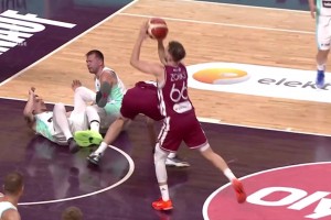 湖人管理層慌了！東契奇被隊友撞倒壓到膝蓋受傷，隨后返回更衣室